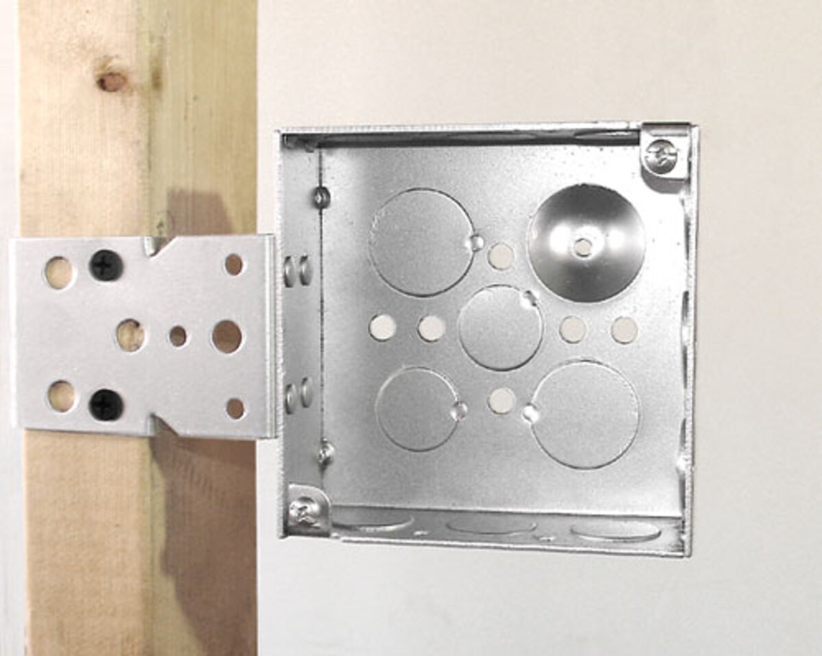 Garvin Southwire 4 Square Junction Box 1-1/2 Inch Deep With Horizontal Wood Spike Bracket (52151-B)
