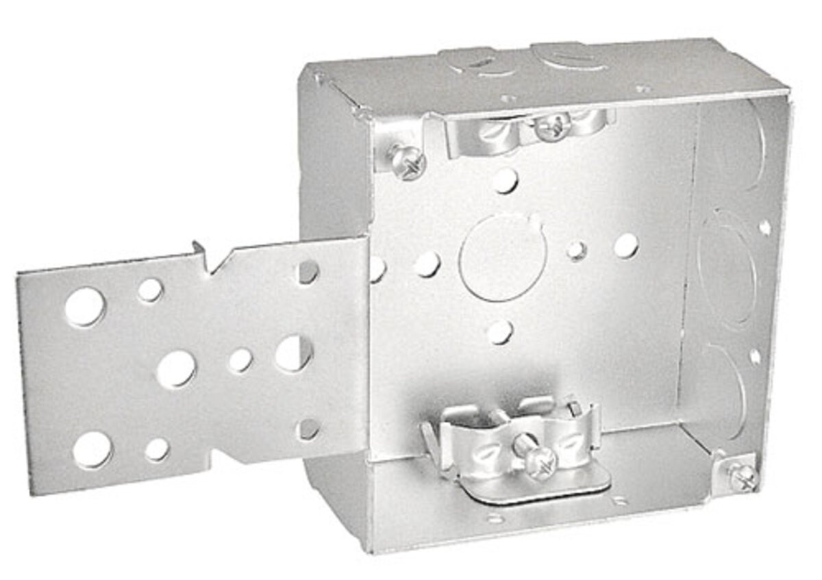 Garvin Southwire 4 Square Junction Box 1-1/2 Inch Deep With Non-Metallic Clamps And Horizontal Wood Spike Bracket (52151-BR)