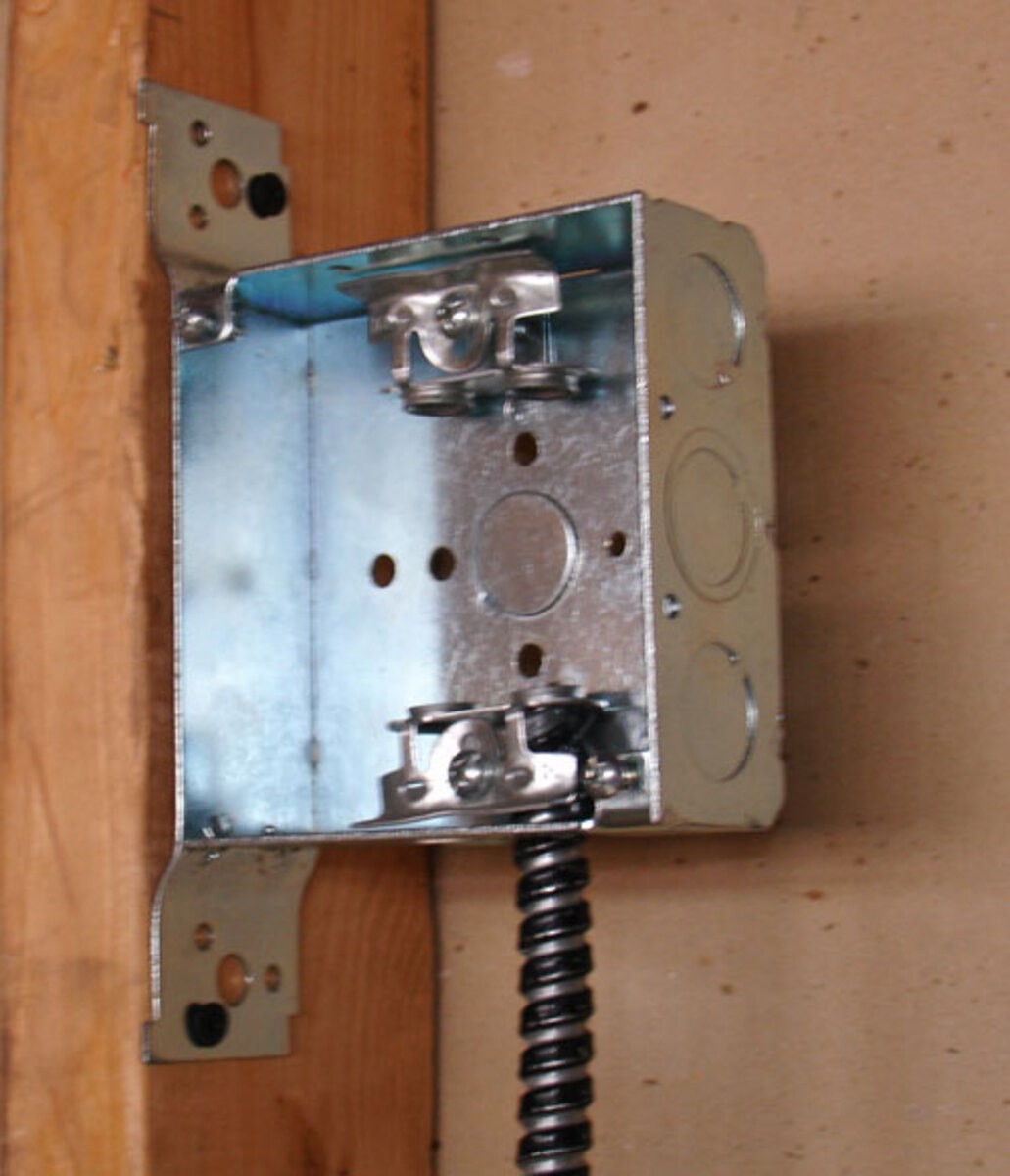 Garvin Southwire 4 Square Junction Box 1-1/2 Inch Deep With Non-Metallic Clamps And Flat Vertical Bracket (52151-FR)