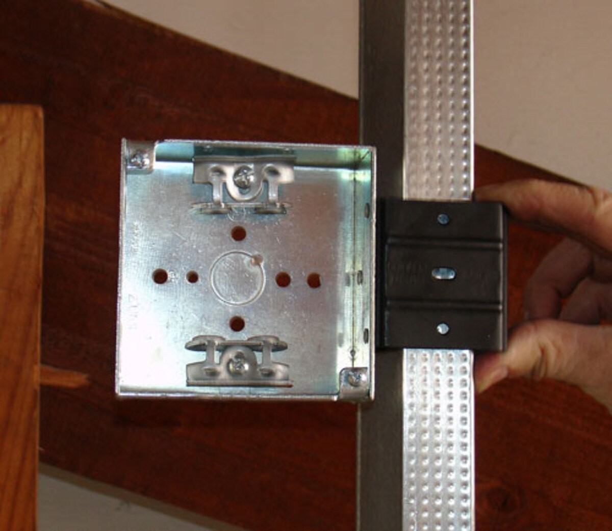 Garvin Southwire 4 Square Junction Box With Metal Stud Bracket 1-1/2 Inch Deep With MX/BC Clamps (52151-MSBox)