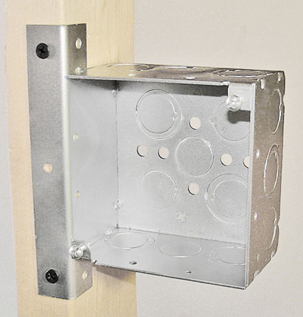 Garvin Southwire 4 Square Junction Box 2-1/8 Inch Deep With Vertical Right Angle Bracket (52171-AB)