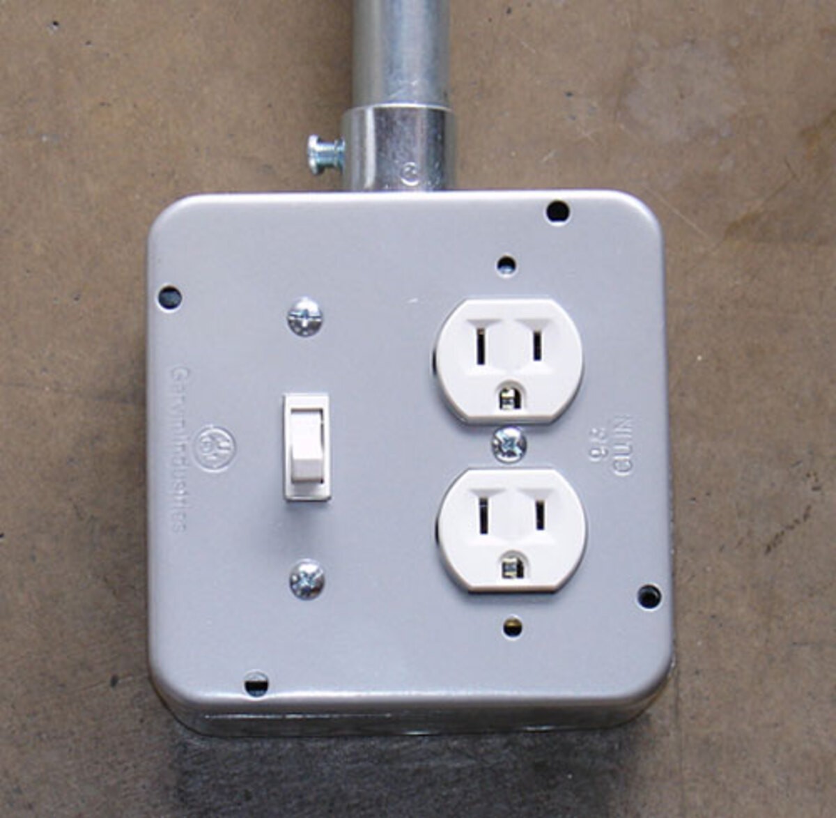 Garvin Southwire 4-11/16 Industrial Surface Cover 1/2 Inch Raised Duplex Receptacle And Toggle Switch (72C41)