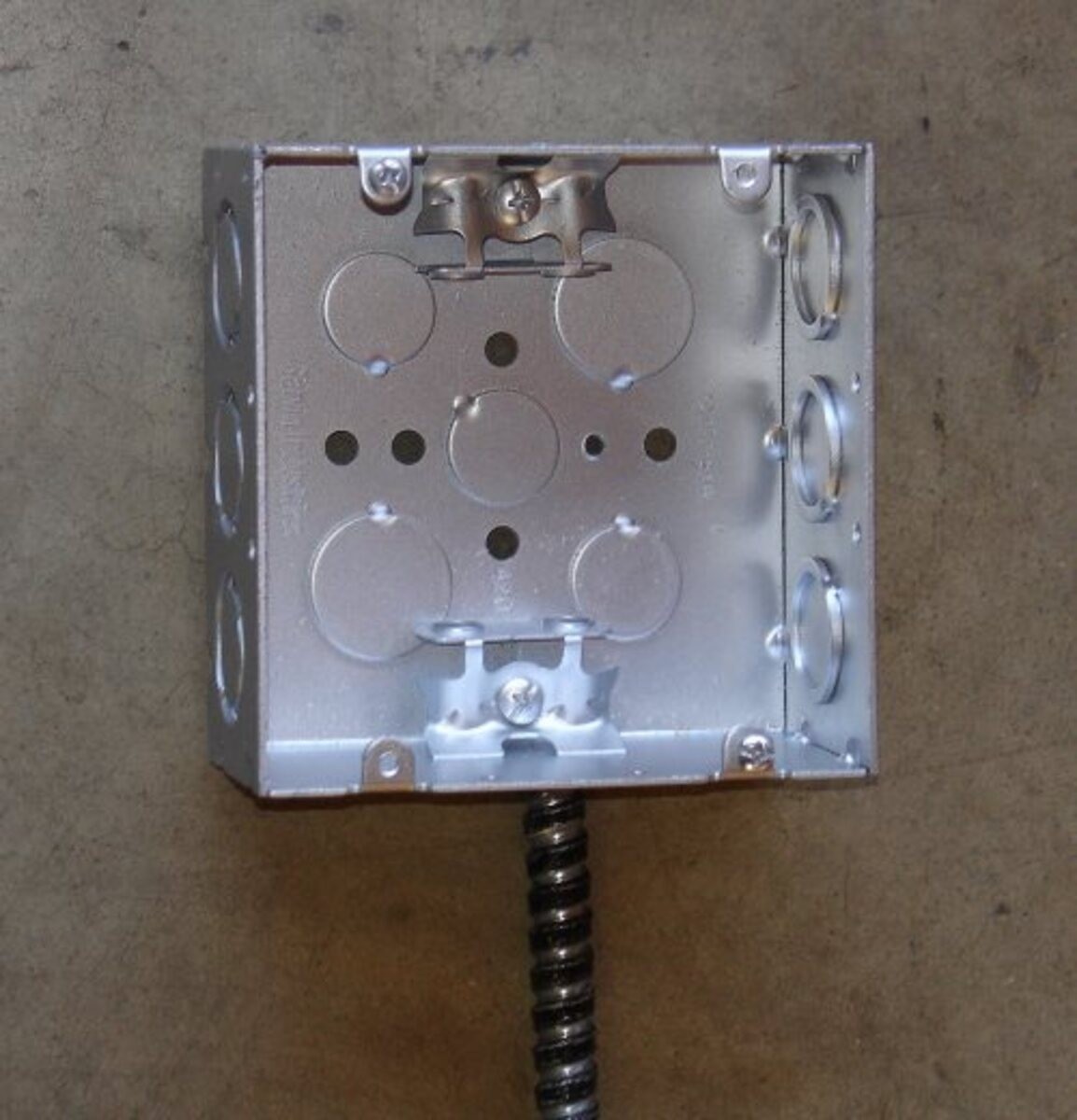 Garvin Southwire 4-11/16 Welded Junction Box 2-1/8 Inch Deep Box Clamps (72171-BXW)