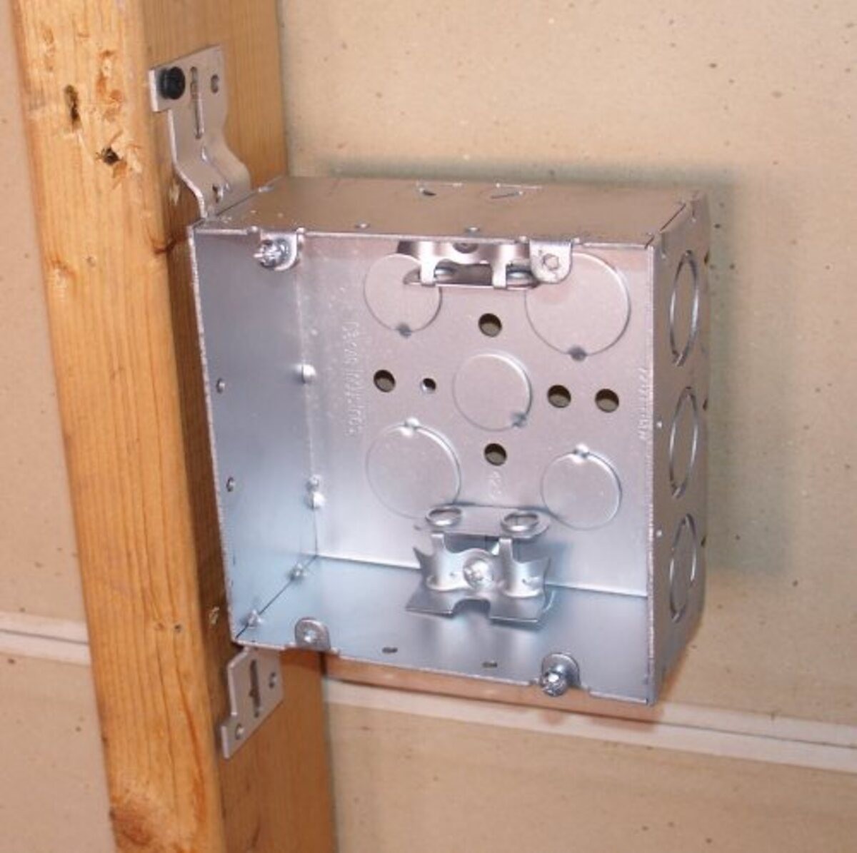 Garvin Southwire 4-11/16 Welded Junction Box 2-1/8 Inch Deep Flat Vertical Bracket Box Clamps (72171-FBXW)