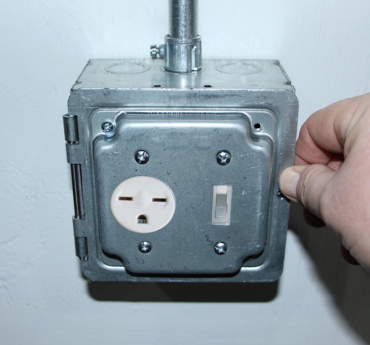 Garvin Southwire 5 Inch Square Box With Hinged (1) Toggle And (1) 1.406 Inch Single Receptacle Opening Industrial Cover (HP1937)