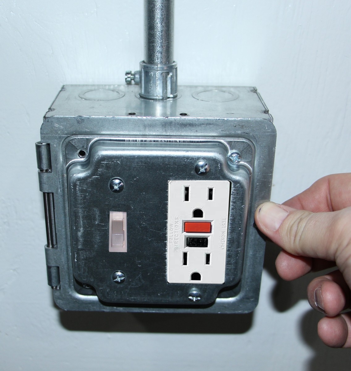 Garvin Southwire 5 Inch Square Box With Hinged (1) Toggle And (1) GFCI Opening Industrial Cover (HP1948)