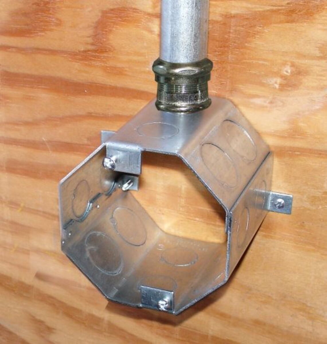 Garvin Southwire Octagon Concrete Box 3 Inch Deep With (4) 3/4 Inch And (4) 1 Inch Side Knockouts (OCR-300341)