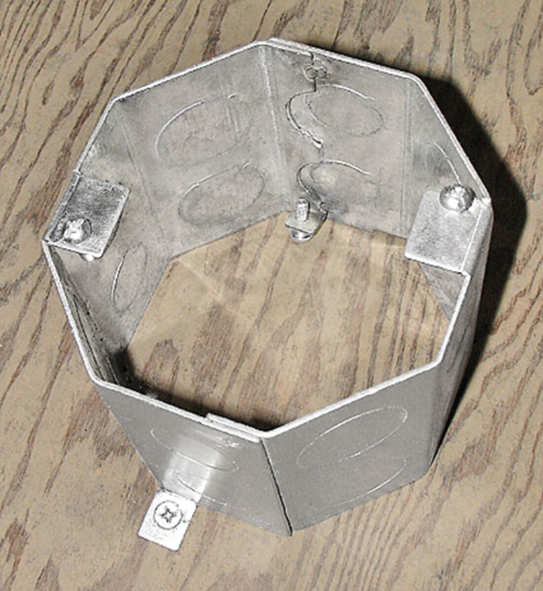 Garvin Southwire Octagon Concrete Box 3-1/2 Inch Deep (8) 1/2 Inch And (8) 3/4 Inch Side Knockouts (OCR-350)